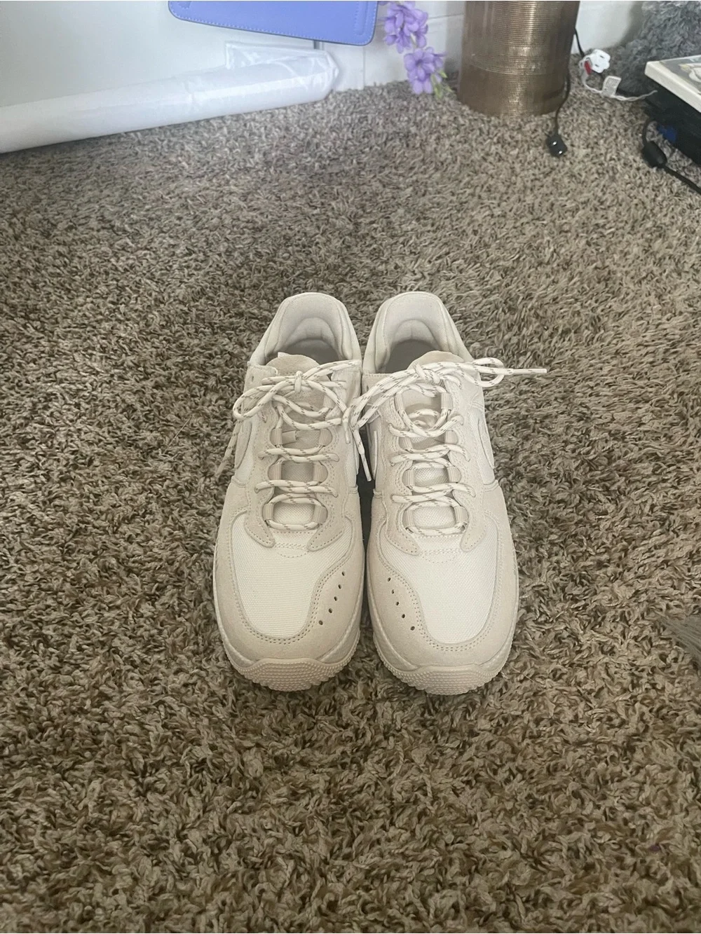 Nike Low-Top Sneakers in Cream/Beige